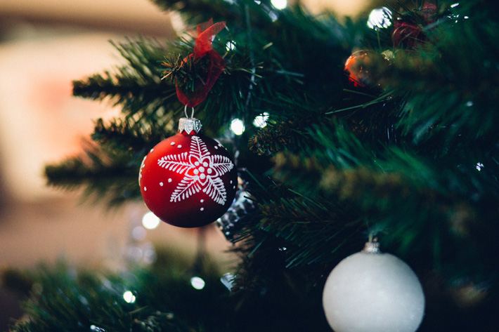 BOLA ROJA EN ÁRBOL DE NAVIDAD